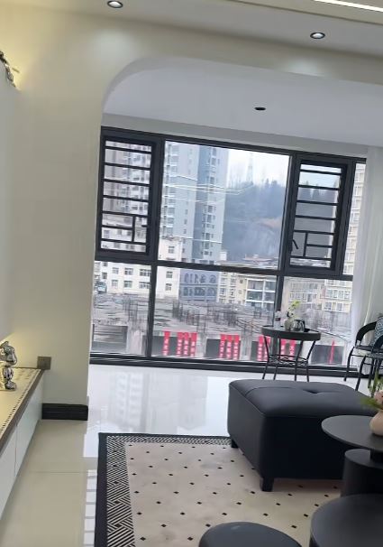 东站斜对面，振华商贸大厦，精装大四房